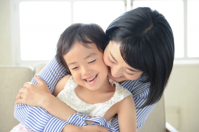 子供を抱きしめる母