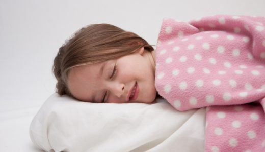 枕で寝る女の子