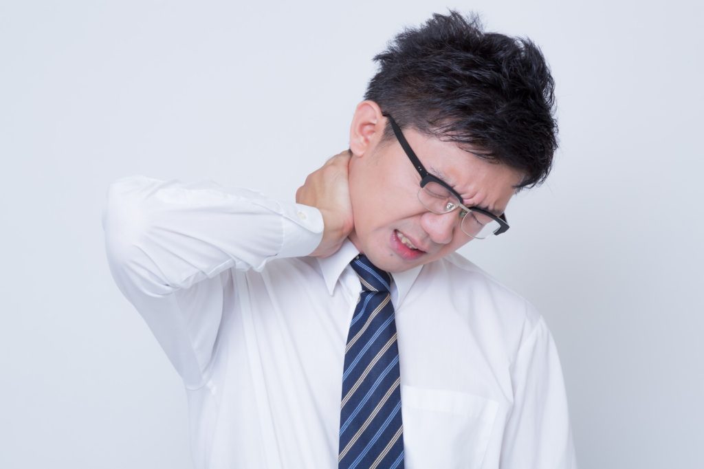肩こりがひどい男性