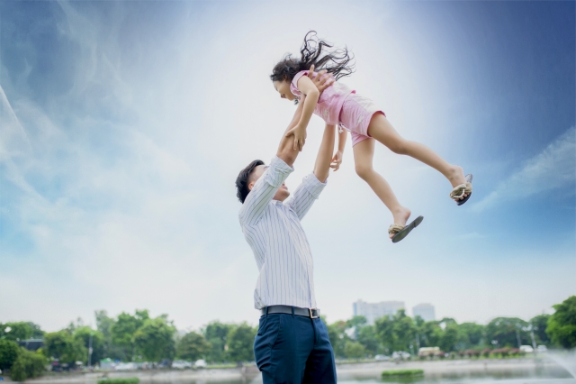 高い高いをする人